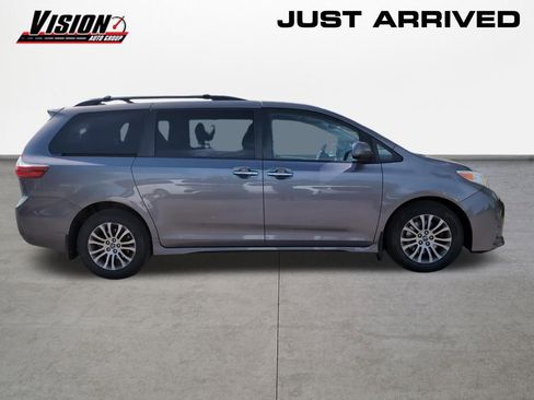 Used 2019 Toyota Sienna XLE w/ XLE Navigation Package FWD image 6