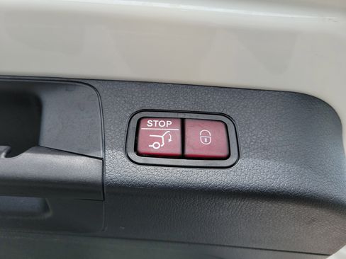Used 2025 Mercedes-Benz GLB 250 image 14