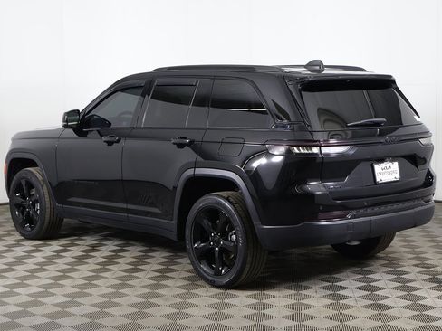 Used 2023 Jeep Grand Cherokee Altitude image 9