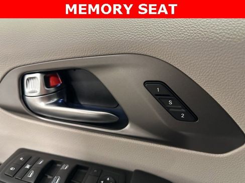 Used 2021 Chrysler Pacifica Touring-L image 11