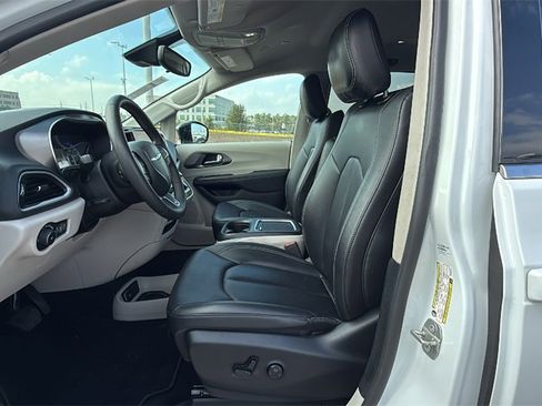 Used 2024 Chrysler Pacifica Touring-L image 12