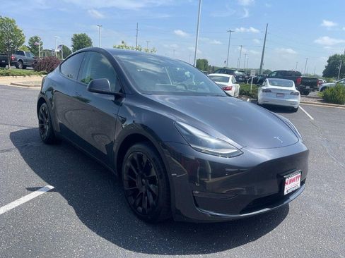 Used 2024 Tesla Model Y Long Range AWD/4WD image 2
