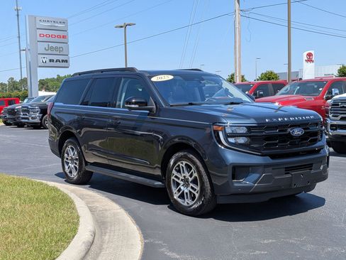 Used 2025 Ford Expedition Active AWD/4WD image 3