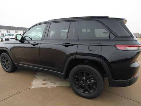 Used 2024 Jeep Grand Cherokee Altitude image 14