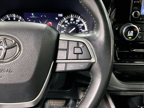 Used 2022 Toyota Highlander XLE AWD/4WD image 25