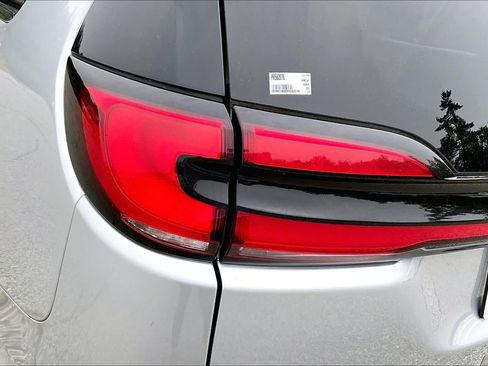 Used 2023 Chrysler Pacifica Touring-L FWD image 28