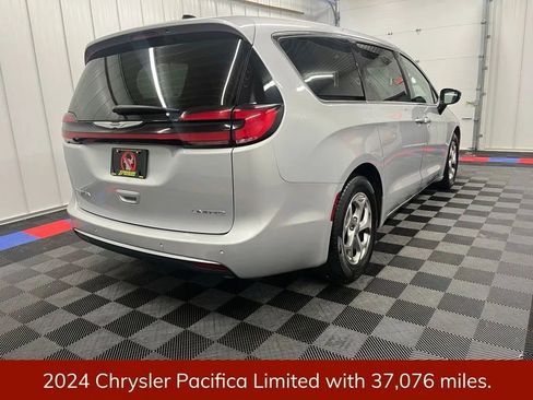 Used 2024 Chrysler Pacifica Limited image 3