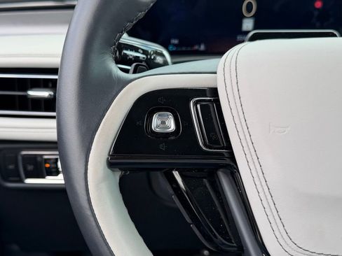 Used 2025 Lincoln Aviator AWD image 21