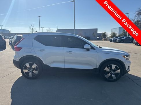 Used 2022 Volvo XC40 T5 Momentum image 4