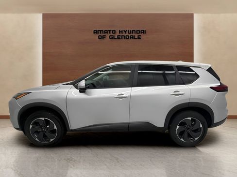Used 2024 Nissan Rogue SV FWD image 4
