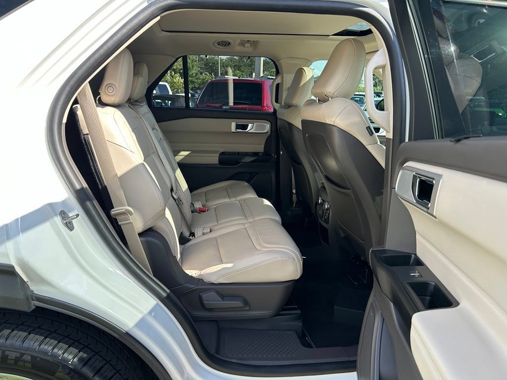 Used 2020 Ford Explorer Platinum w/ Premium Technology Package AWD/4WD image 41