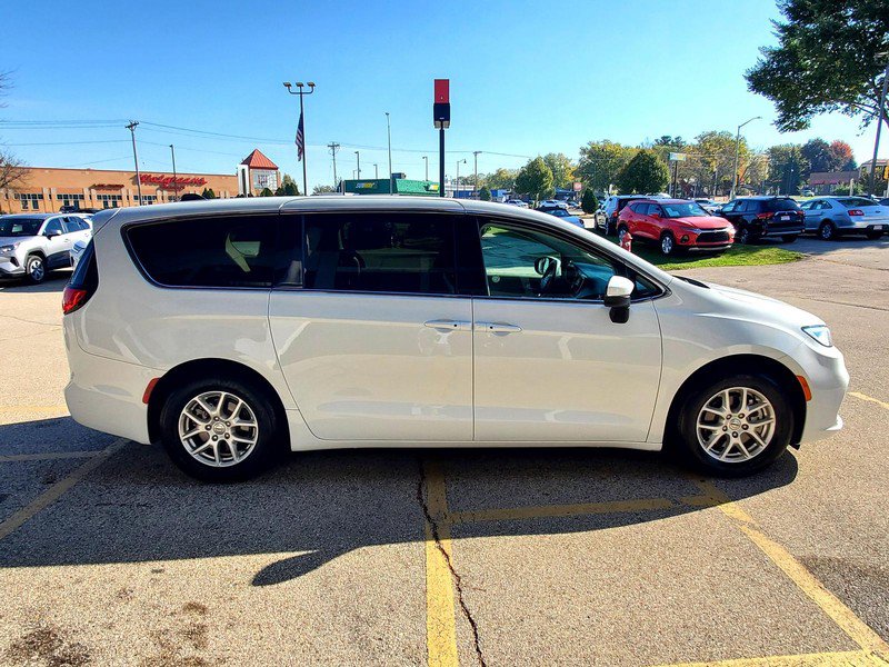Used 2023 Chrysler Pacifica Touring-L FWD image 4