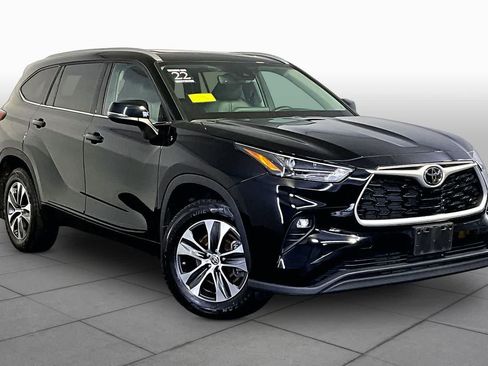 Used 2022 Toyota Highlander XLE AWD/4WD image 3