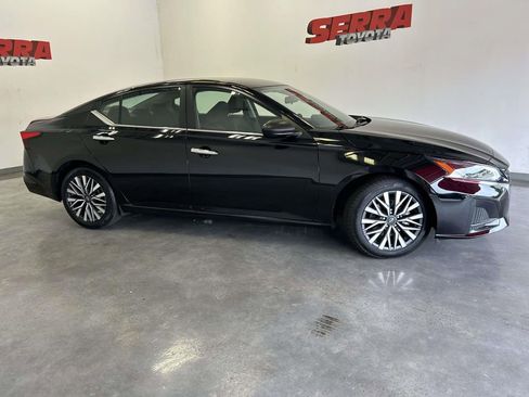 Used 2024 Nissan Altima 2.5 SV FWD image 2