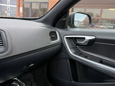 Used 2016 Volvo S60 T5 R-Design image 33