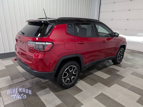 Used 2025 Jeep Compass Trailhawk AWD/4WD image 4