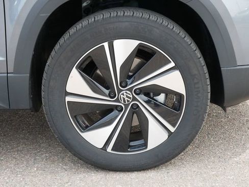 Used 2025 Volkswagen Taos SE AWD/4WD image 9