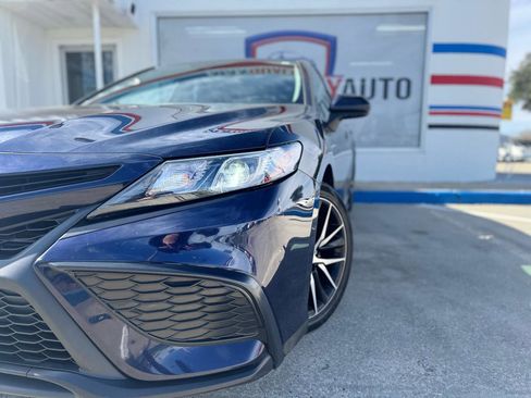 Used 2022 Toyota Camry SE image 4