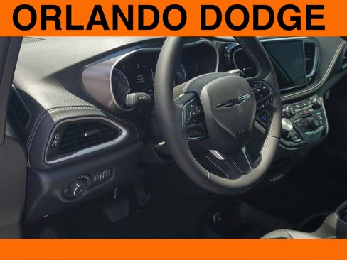 New 2026 Chrysler Pacifica Select image 10