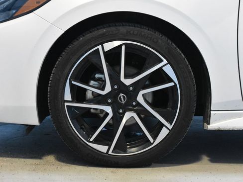 Used 2025 Nissan Sentra SR w/ SR Premium Package FWD image 23