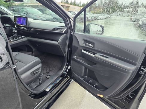 Used 2025 Toyota Sienna Platinum image 10