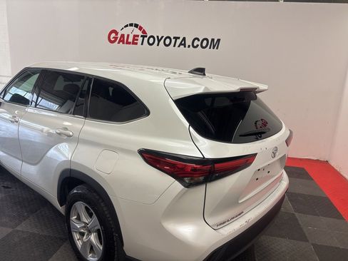 Used 2022 Toyota Highlander LE image 7