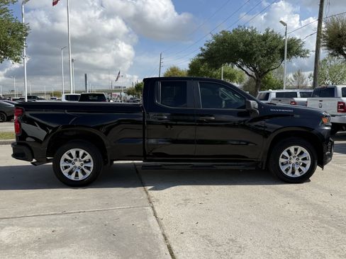 Used 2020 Chevrolet Silverado 1500 Custom w/ Custom Value Package image 3