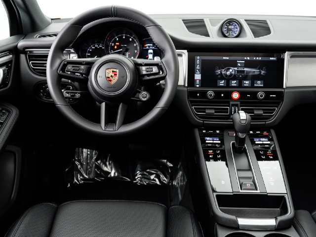 Certified 2026 Porsche Macan AWD/4WD image 17