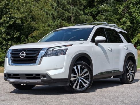 Used 2025 Nissan Pathfinder Platinum w/ Cargo Package FWD image 4