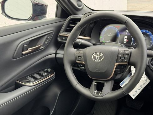 New 2025 Toyota Crown Platinum image 7