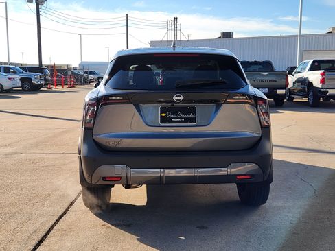 Used 2025 Nissan Kicks SV image 7