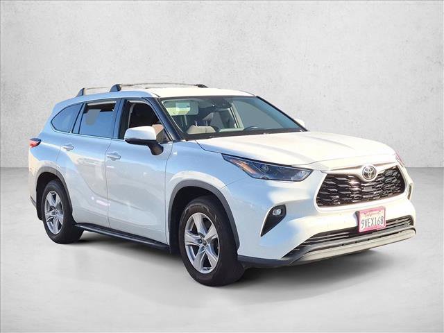 Used 2022 Toyota Highlander LE FWD image 3