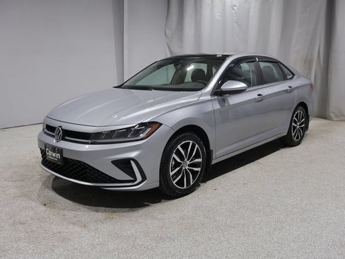 Used 2025 Volkswagen Jetta SE FWD image 5