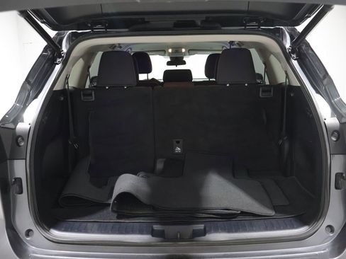 Used 2023 Toyota Highlander LE AWD/4WD image 4