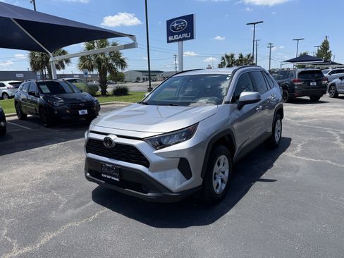Used 2020 Toyota RAV4 LE FWD image 3
