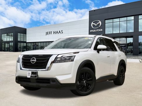 Used 2025 Nissan Pathfinder SV image 1