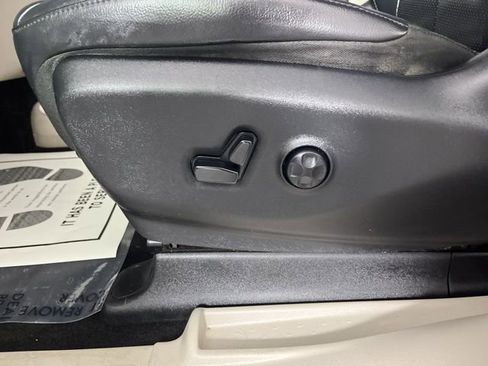 Used 2019 Chrysler Pacifica Touring-L FWD image 31