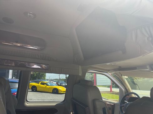 Used 2011 Chevrolet Express 2500 Extended RWD image 23