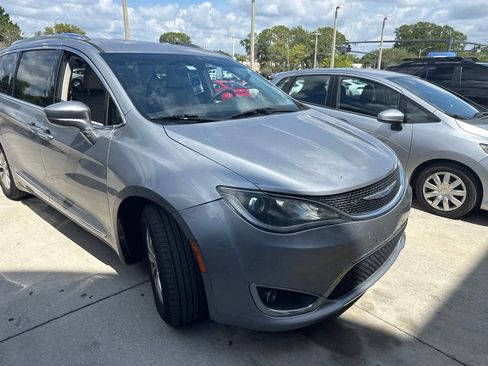Used 2019 Chrysler Pacifica Touring-L FWD image 3