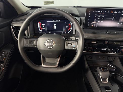 Used 2025 Nissan Rogue SL AWD/4WD image 13