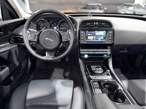 Used 2017 Jaguar XE Premium image 68