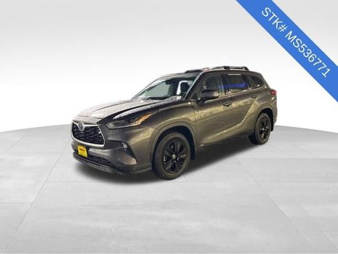 Used 2021 Toyota Highlander XLE image 3