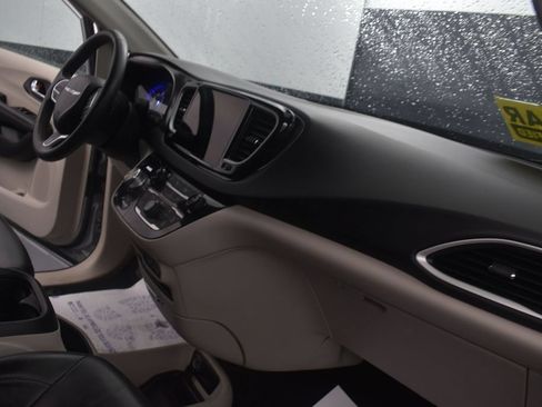 Used 2023 Chrysler Pacifica Touring-L FWD image 29