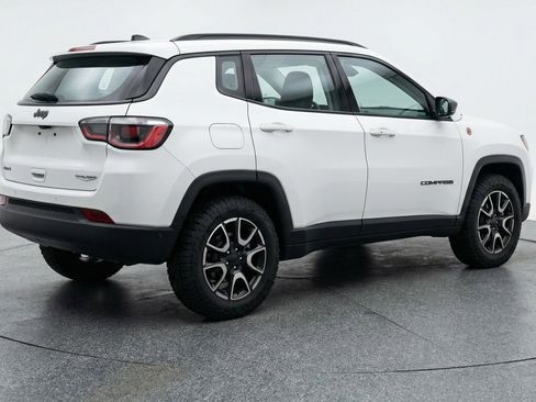 Used 2025 Jeep Compass Trailhawk AWD/4WD image 9