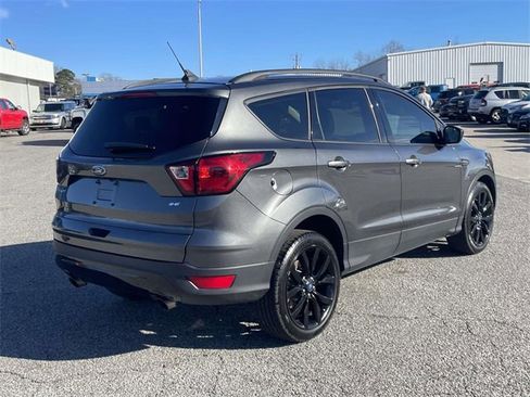 Used 2019 Ford Escape SE image 3