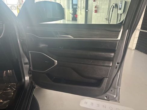 Used 2023 Jeep Wagoneer L Series II image 24