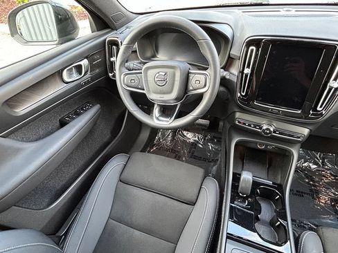 Used 2023 Volvo XC40 Recharge Ultimate AWD/4WD image 9