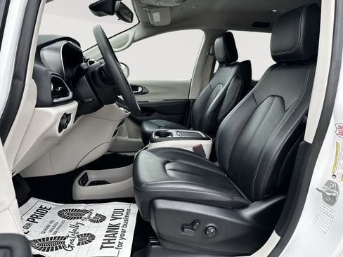 Used 2024 Chrysler Pacifica Touring-L FWD image 7
