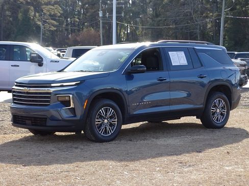 Used 2025 Chevrolet Traverse LT image 2