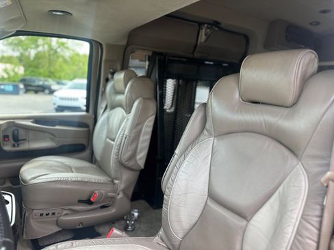 Used 2008 Chevrolet Express 1500 w/ Preferred Equipment Group RWD image 18
